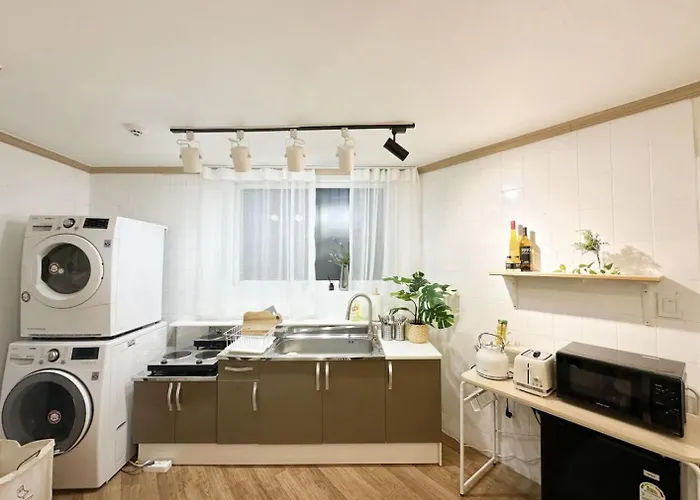 Rock 樂 2 3 Beds 3 Min From Ewha Univ Stn Seul