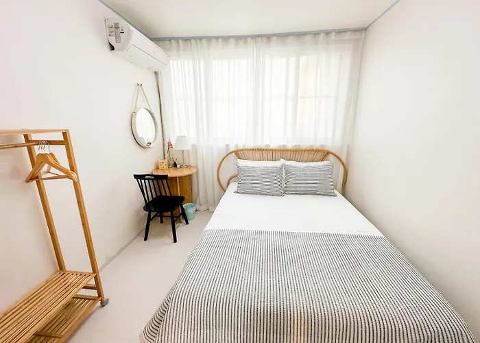 Rock 樂 2 3 Beds 3 Min From Ewha Univ Stn Seul